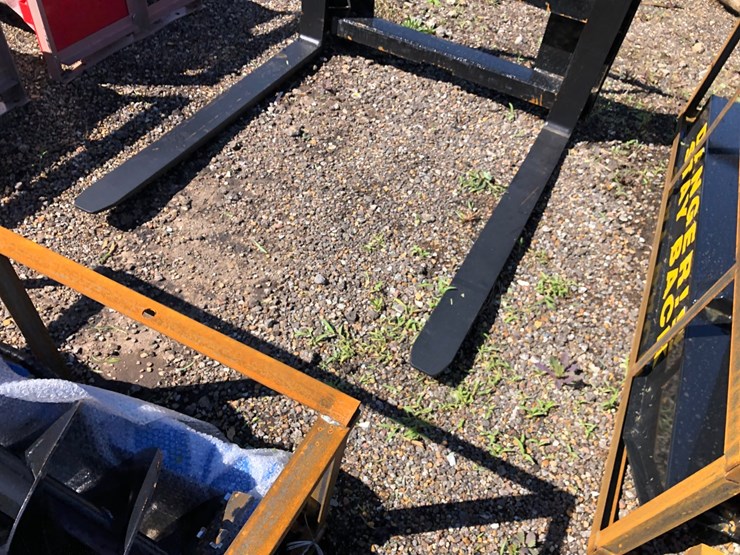 #97-•-48”-pallet-forks-image-2