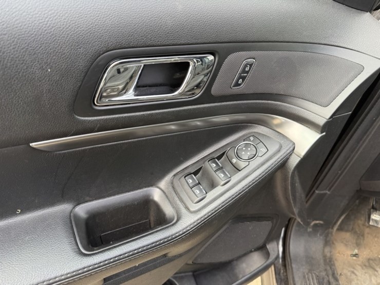 2017-ford-explorer-image-25