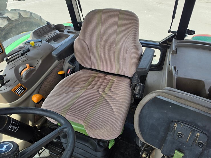 2013-john-deere-6140d-image-18