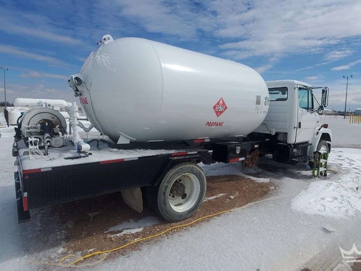 2003-freightliner-mc-331-2,800-gallon-fuel-truck-image-4