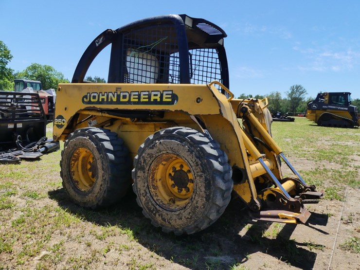 2000-john-deere-250-image-2