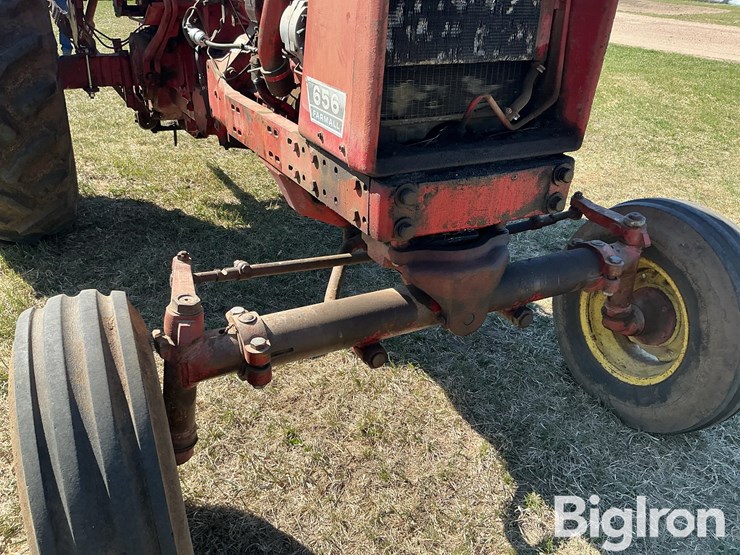 1972-farmall-656-2wd-tractor-image-11