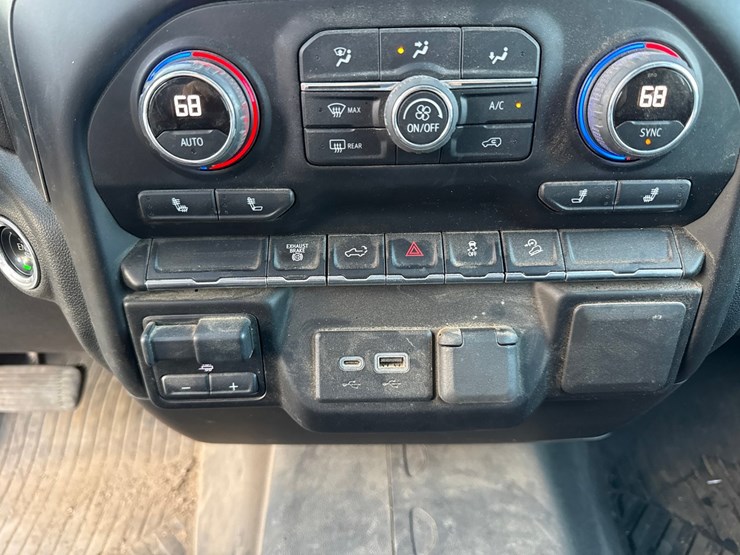 2022-chevrolet-3500-image-36