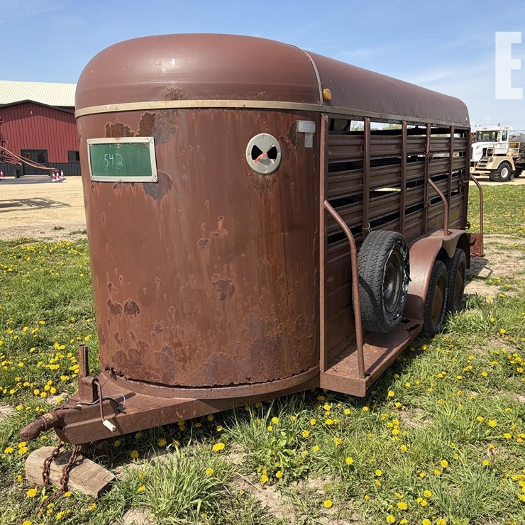 LIVESTOCK TRAILER 542