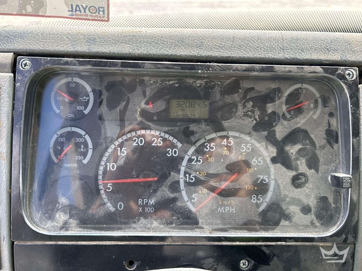 2004-freightliner-fl70-image-14