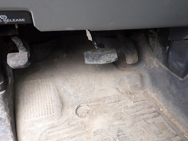 2022-ford-f550-image-37