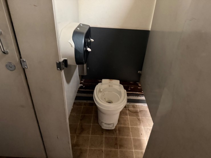 #9109-•-bumper-pull-restroom-trailer--no-title-image-19