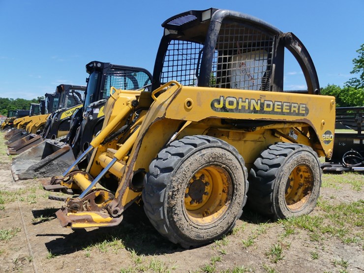 2000-john-deere-250-image-1