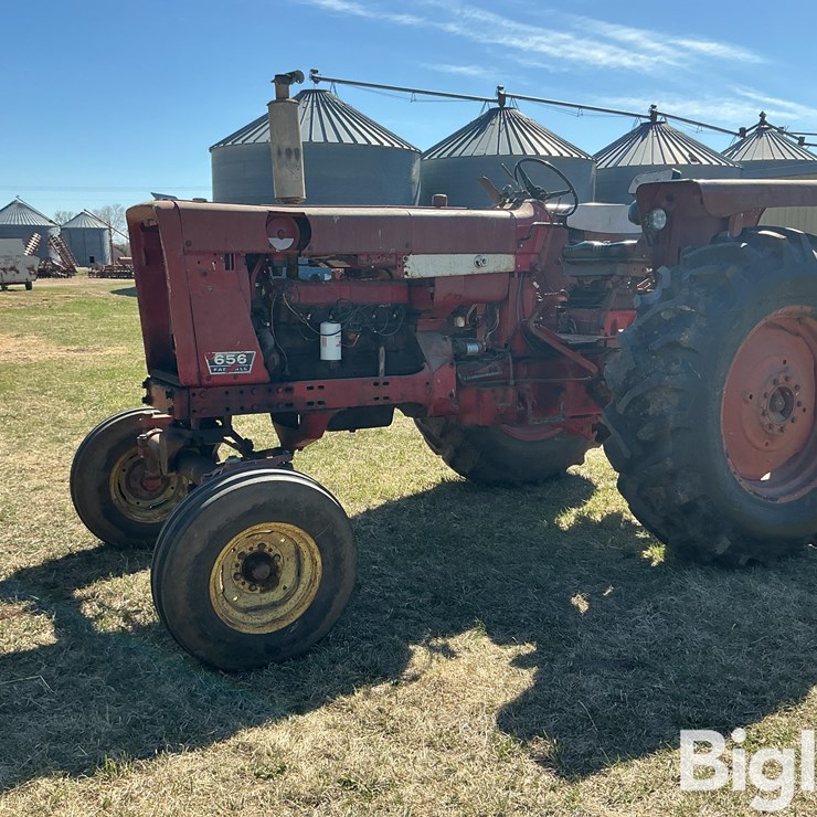 1972 Farmall 656 2WD Tractor