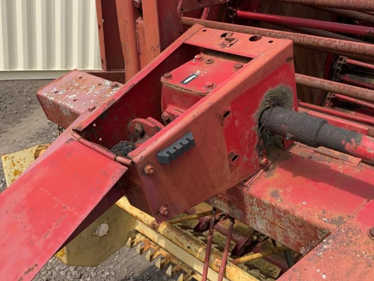 new-holland-847-image-13