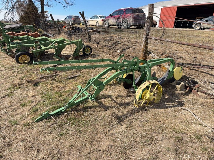 john-deere-pull-type-three-bottom-plow-image-1