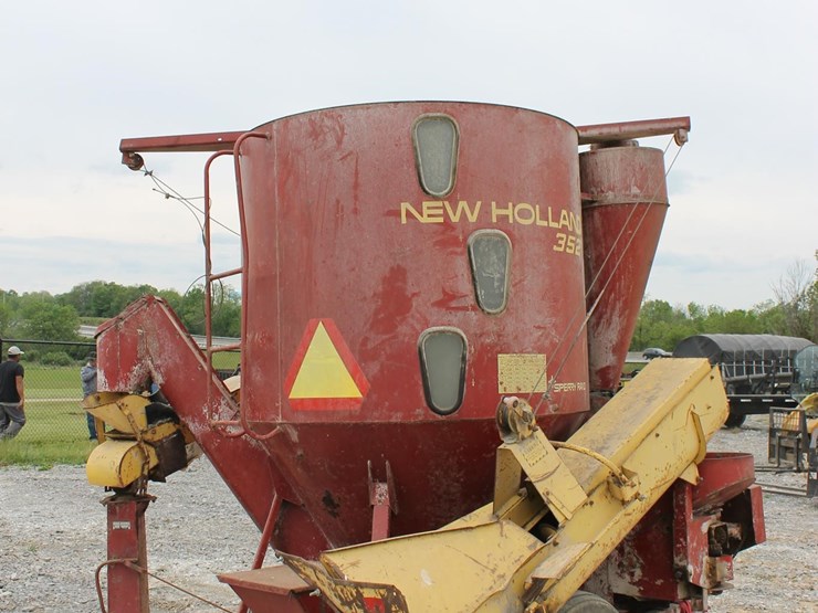 new-holland-352-image-2