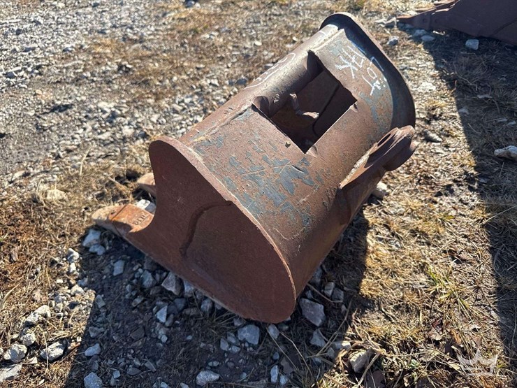 17in.-bucket-w/-teeth-excavator-attachment-image-3