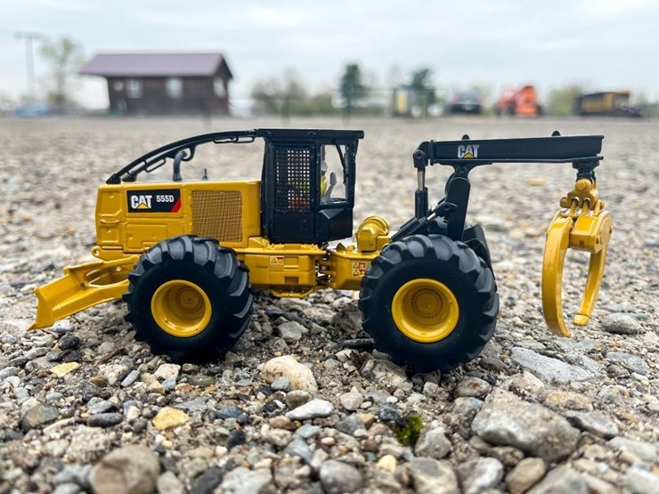 #3891-•-cat-555d-wheel-skidder-1:50-scale-replica---die-cast-metal-image-4