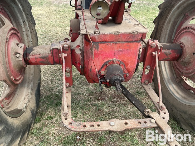1952-farmall-super-m-2wd-tractor-image-17