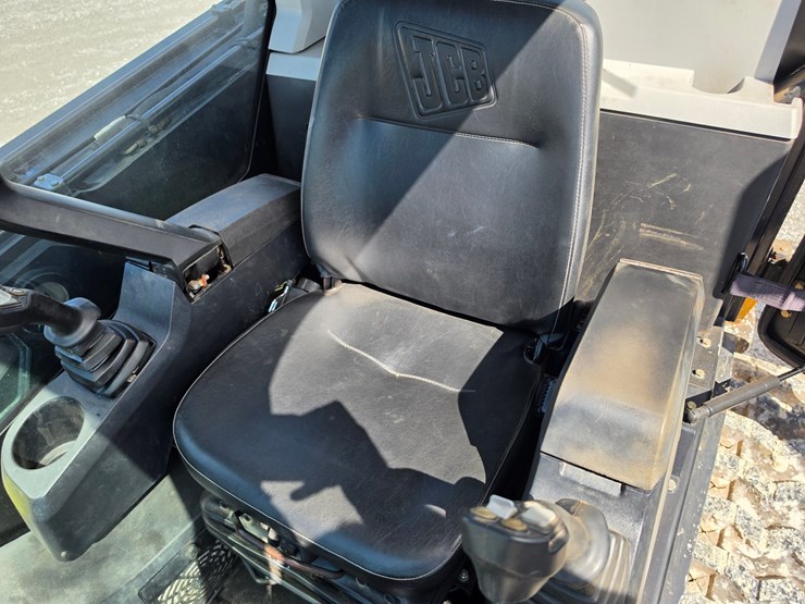 2018-jcb-3ts-8t-image-9