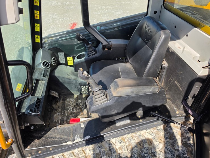 2018-jcb-3ts-8t-image-8