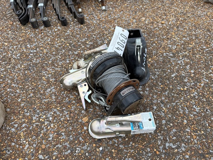 #9047-•-lot-of-trailer-hitches-(4)-&-winch-image-3