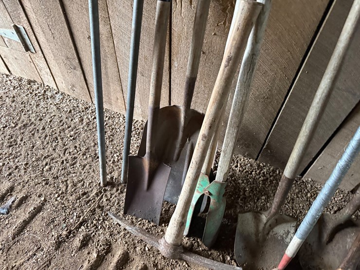 #69-•-lot-of-yard-tools-image-4