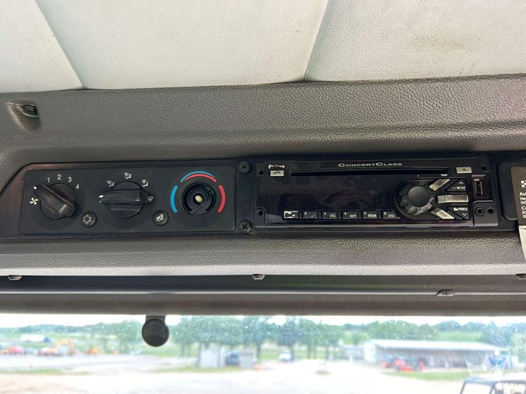 2019-peterbilt-520-image-18