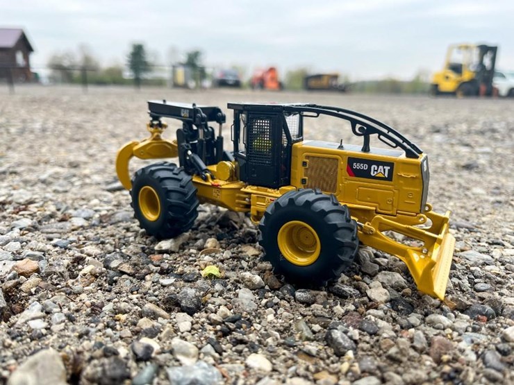 #3891-•-cat-555d-wheel-skidder-1:50-scale-replica---die-cast-metal-image-2