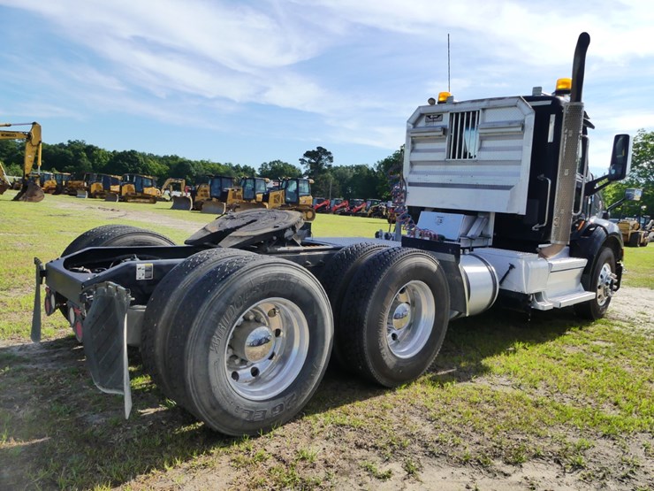 2019-peterbilt-579-image-3