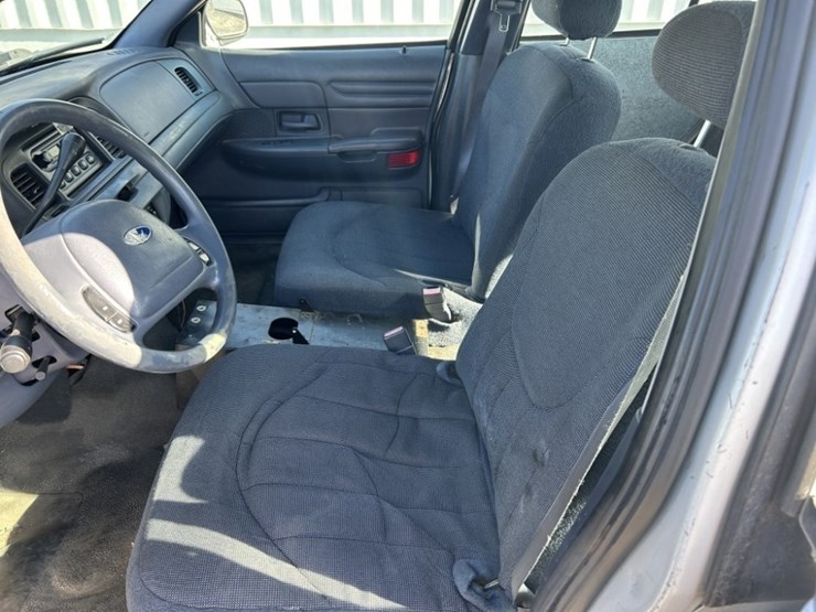 2001-ford-crown-victoria-sedan-image-18