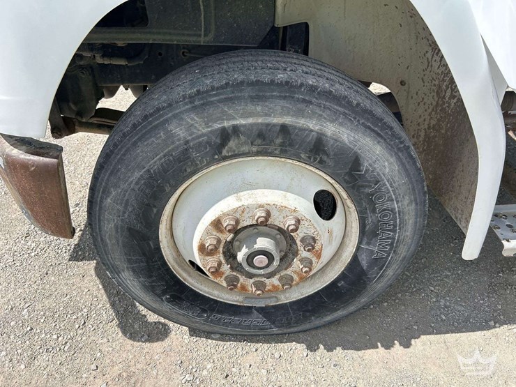 2004-freightliner-fl70-image-31