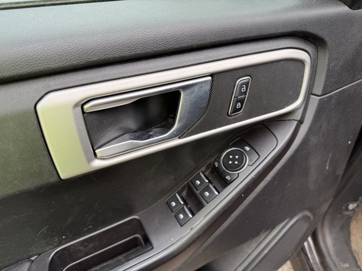 2020-ford-explorer-image-26