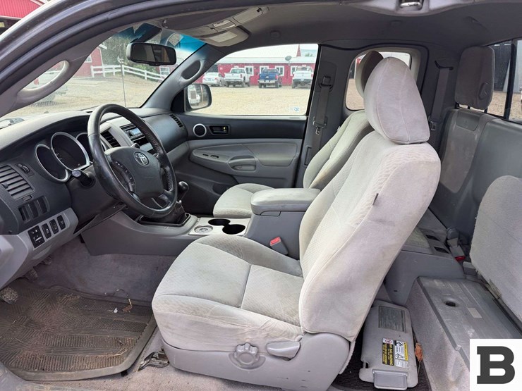 2010-toyota-tacoma-image-23