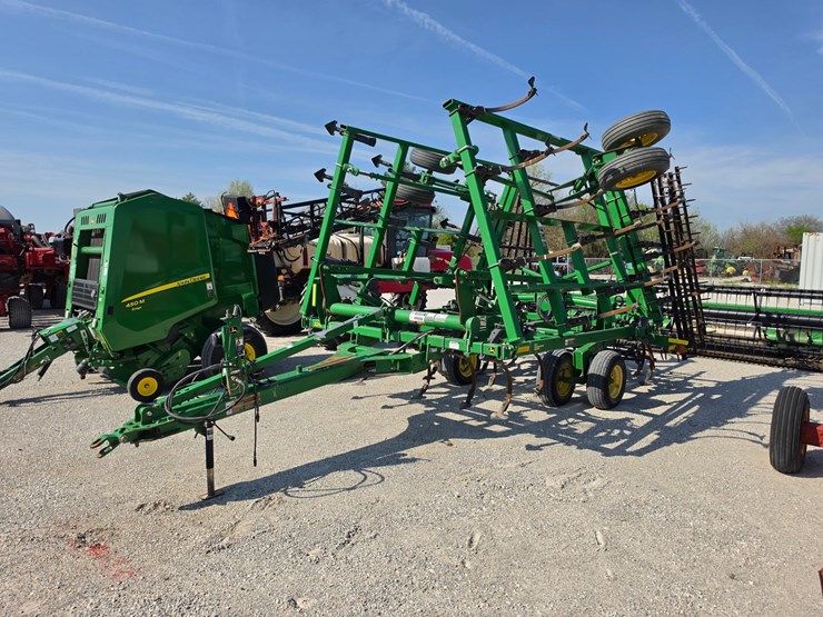 2011-john-deere-2210-image-12