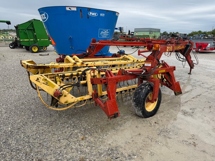 new-holland-216-image-8