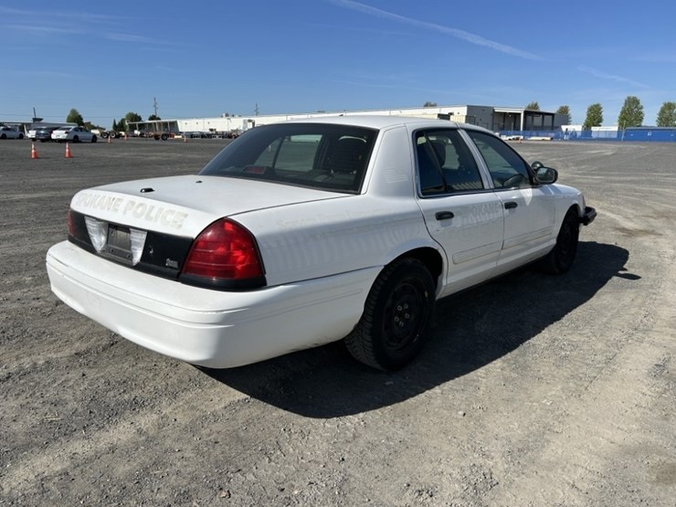 2010-ford-crown-victoria-sedan-image-5
