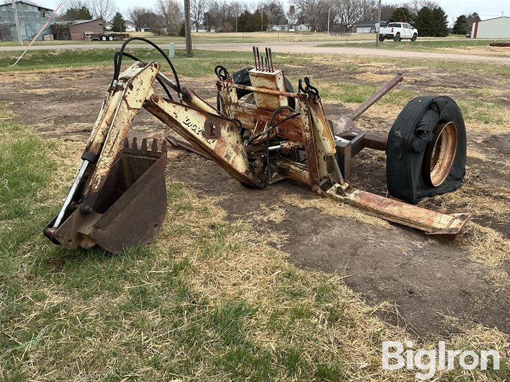 digz-all-800-pull-type-backhoe-image-1