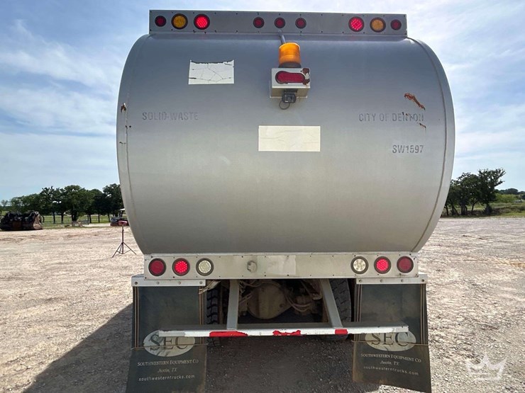 2015-peterbilt-320-image-33