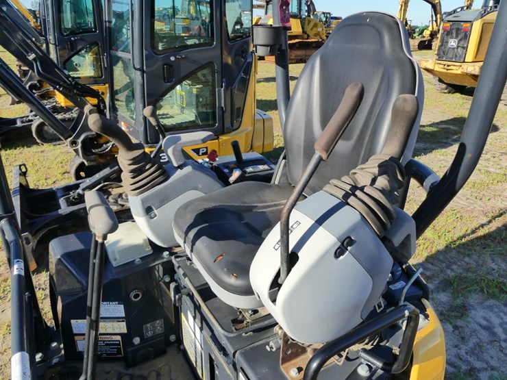2018-deere-17g-image-11