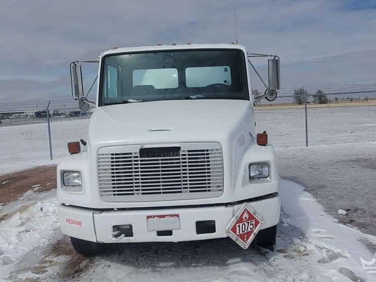 2003-freightliner-mc-331-2,800-gallon-fuel-truck-image-5