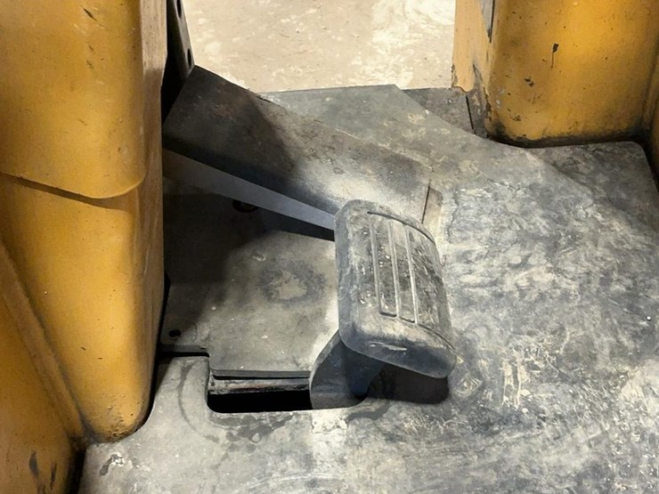 #1301-•-landoll-bendi-series-iv-electric-articulating-forklift-image-15