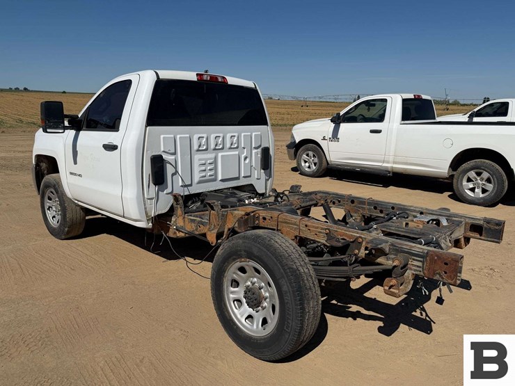 2017-chevrolet-silverado-3500-image-2