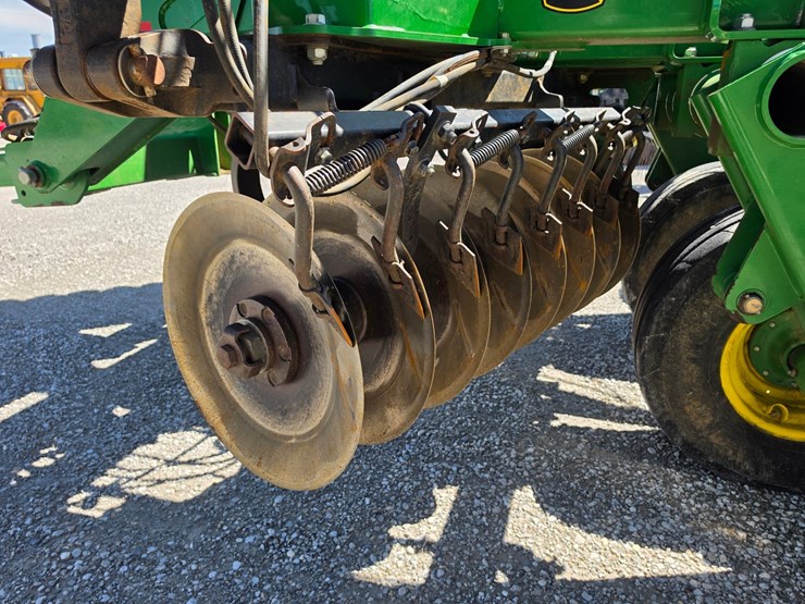 2016-john-deere-2623vt-image-16