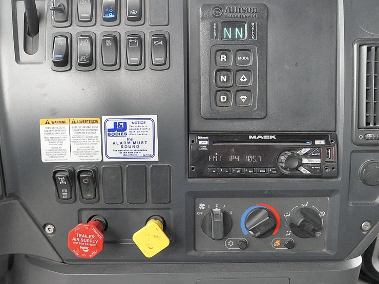 2017-mack-granite-gu713-image-66