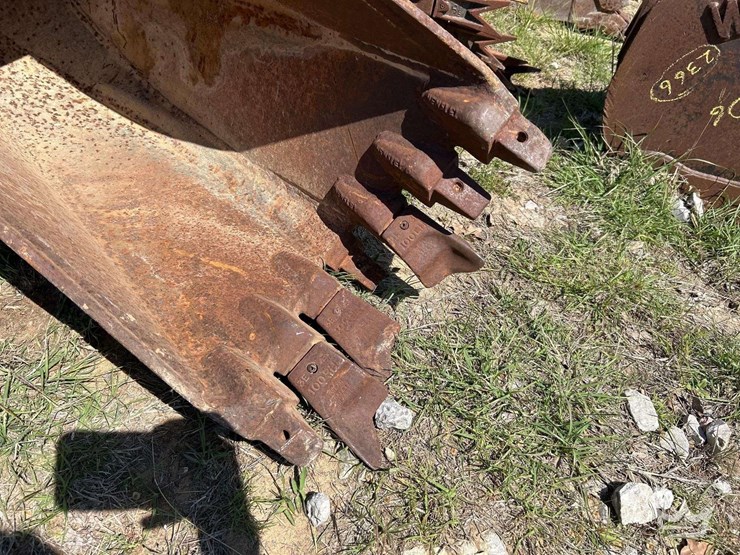 hensley-16in.-bucket-with-teeth-excavator-attachment-image-4
