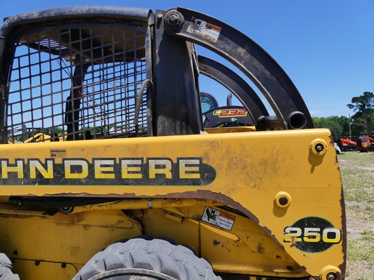 2000-john-deere-250-image-8