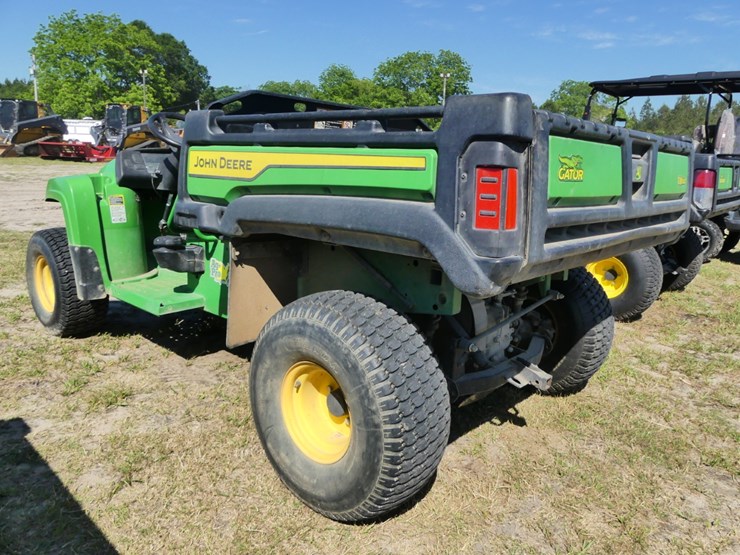 2021-john-deere-gator-image-2