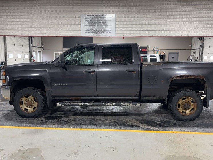 2016-chevrolet-silverado-2500hd-image-2