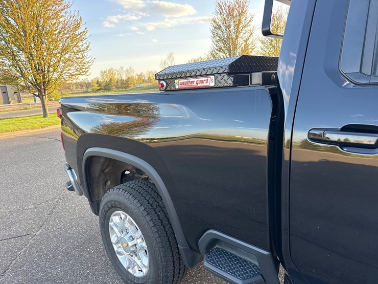 2022-chevrolet-3500-image-23