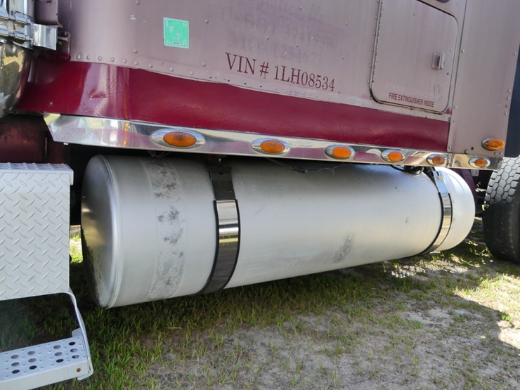 2001-freightliner-classic-image-9