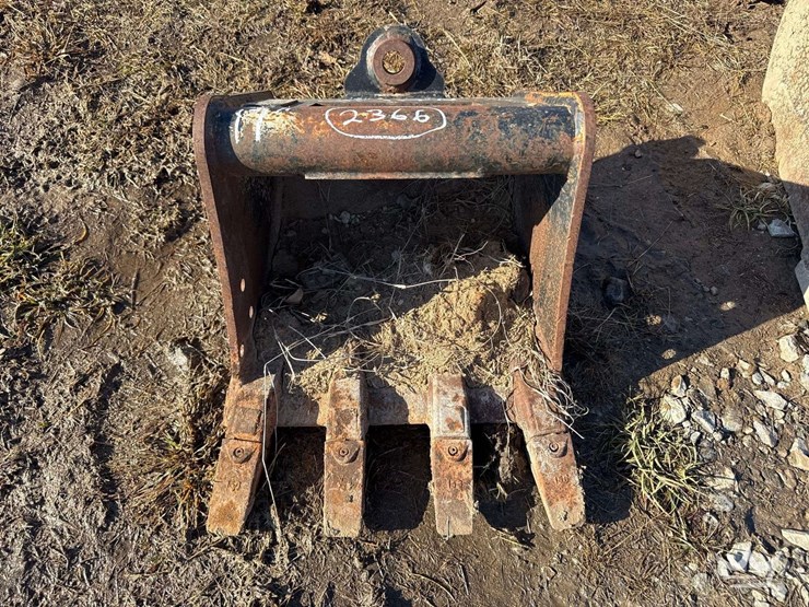 17in.-bucket-w/-teeth-excavator-attachment-image-1