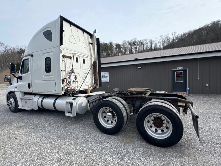 2012-freightliner-cascadia-125-image-2