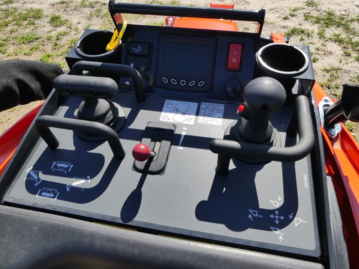 2026-kubota-scl1000-image-13